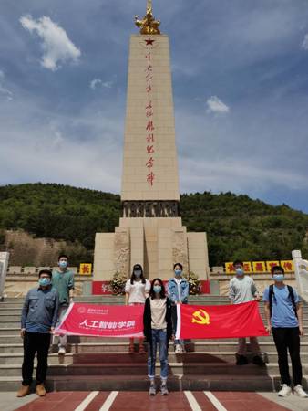 pp电子官方网站党支部在吴起中央红军长征胜利纪念碑前合影