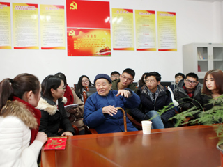 抗战老兵吴其昌为beat365英国官方网站贫困学生捐款并进行爱国主义教育