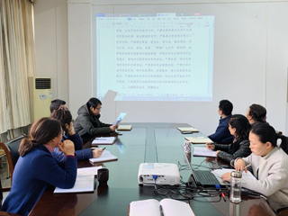 图书馆组织召开《beat365英国官方网站正风肃纪十项规定（试行）》专题学习会