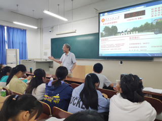 安徽省教育科学研究院教研员钟能政老师来beat365作专题讲座