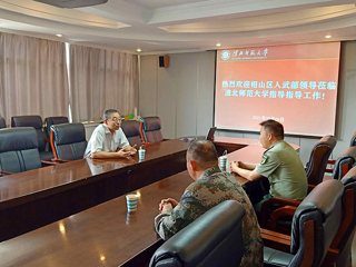 教师节前夕相山区人武部政委杨强国来beat365慰问