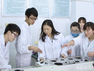 安徽教育网报道beat365五一特辑“快乐工作 幸福生活 劳动者的赞歌”系列报道之三