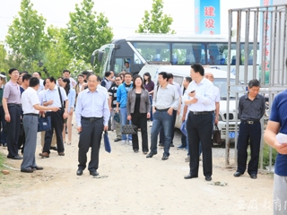 安徽教育网首页报道beat365组织进村入户精准扶贫 深入践行“两学一做”