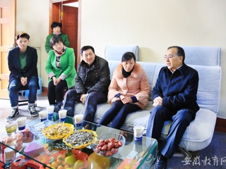 安徽教育网首页报道beat365赴霍山县慰问英雄何必山家属