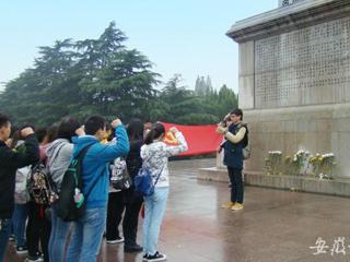 安徽省教育网报道beat365经济学院党校学员寻找红色经典，缅怀革命先烈