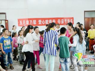 中国青年网报道beat365“温馨母亲节 淮北师大学子陪您”过节活动