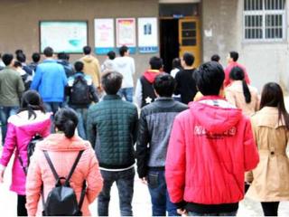 安徽学生资助网报道beat365为家庭经济特殊困难学生发放棉被