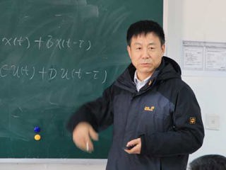 安徽大学博士生导师蒋威教授应邀来beat365讲学