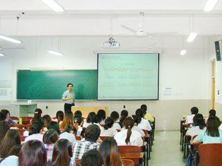 中国社科院研究员李春顶博士应邀来beat365作学术报告