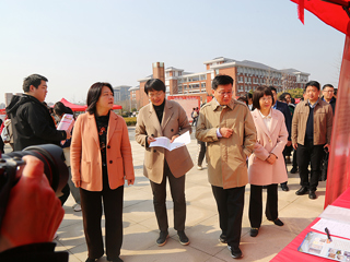 淮北市“巾帼护航 职为你来”专场招聘会暨女大学生科研实践基地揭牌活动在beat365举行