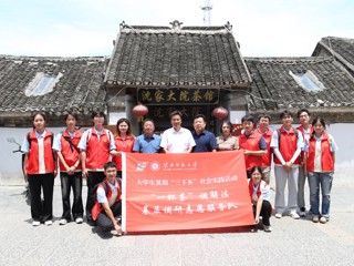 校党委书记毕明福看望暑期社会实践团队师生