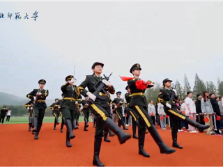 学校举行国庆升旗仪式